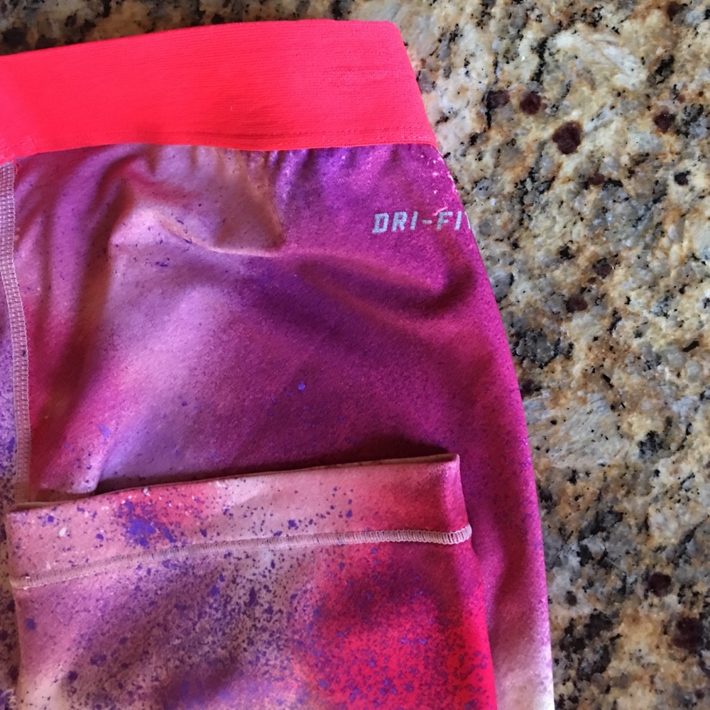 Nike Capris Sz M and Sports Bra Sz S and M tank - Picture 4 of 9